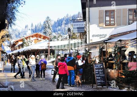 FRANCE, HAUTE-SAVOIE (74) PAYS DU MONT-BLANC, MEGÈVE, RUE PIÉTONNE PENDANT L'HEURE COVID19, À EMPORTER AU RESTAURANT Banque D'Images