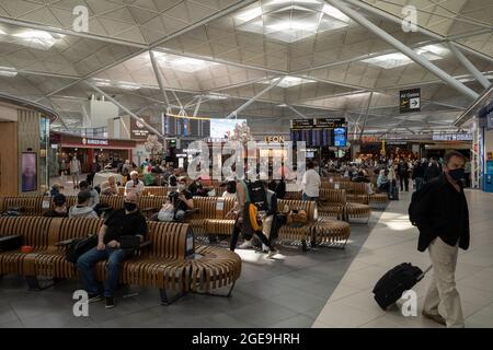 18 août 2021, Londres, Royaume-Uni. Un nombre modéré de voyageurs sont vus passer par des départs à l'aéroport de Londres Stansted. Bien que le double statut de vaccination et le « NHS Covid Pass » aient rendu les voyages plus simples pour certains, pour d'autres, il y a une frustration significative quant au coût et à l'inefficacité des tests PCR privés obligatoires en amont du vol. Londres, Royaume-Uni crédit: Joshua Windsor/Alay Live News Banque D'Images