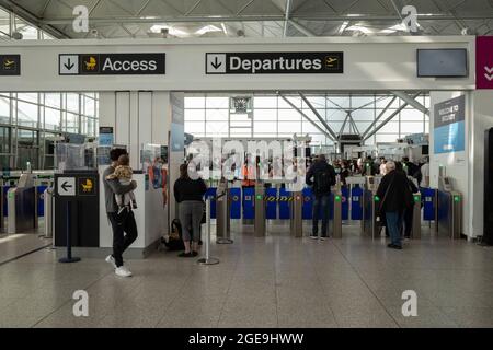 18 août 2021, Londres, Royaume-Uni. Un nombre modéré de voyageurs sont vus passer par des départs à l'aéroport de Londres Stansted. Bien que le double statut de vaccination et le « NHS Covid Pass » aient rendu les voyages plus simples pour certains, pour d'autres, il y a une frustration significative quant au coût et à l'inefficacité des tests PCR privés obligatoires en amont du vol. Londres, Royaume-Uni crédit: Joshua Windsor/Alay Live News Banque D'Images