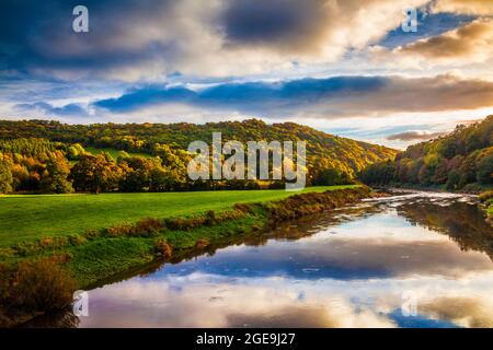 Un coucher de soleil d'automne sur la rivière Wye et la vallée de Wye dans le Monbucshire au pays de Galles. Banque D'Images