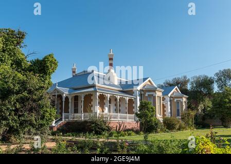 PRINCE ALBERT, AFRIQUE DU SUD - le 20 AVRIL 2021 : une scène de rue, avec une maison historique, à Prince Albert, dans la province du Cap occidental Banque D'Images