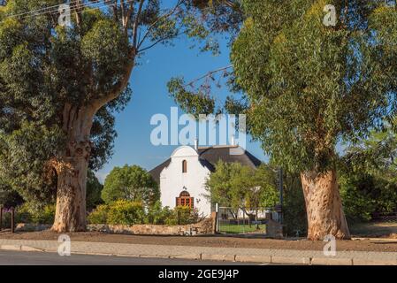 PRINCE ALBERT, AFRIQUE DU SUD - le 20 AVRIL 2021 : une scène de rue, avec une maison historique et de grands arbres, à Prince Albert, dans la province du Cap occidental Banque D'Images