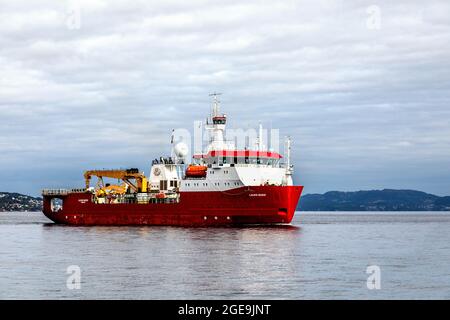 Le navire de recherche et d'étude Laura Bassi à Byfjorden, qui arrive dans le port de Bergen, en Norvège. Banque D'Images