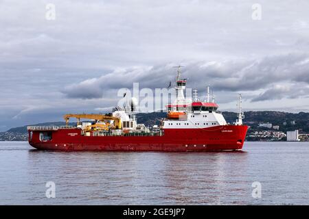 Le navire de recherche et d'étude Laura Bassi à Byfjorden, qui arrive dans le port de Bergen, en Norvège. Banque D'Images