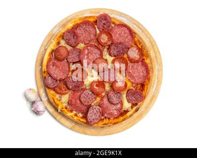 Pizza avec quatre sortes de saucisses salami chaudes et épicées et fromage mozzarella sur un plateau en bois isolé sur fond blanc, vue en grand angle Banque D'Images