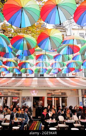 FRANCE, PARIS (75) 4ÈME ARRONDISSEMENT, QUARTIER DU MARAIS, PARASOLS ARC-EN-CIEL DU JU' CAFE Banque D'Images