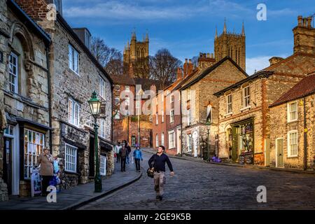 Vue sur la colline escarpée de Lincoln vers la cathédrale. Banque D'Images