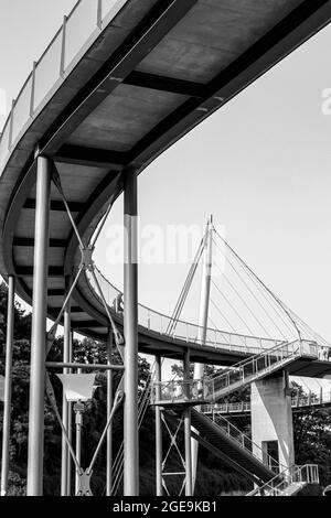 Prise de vue verticale en niveaux de gris d'un pont suspendu à Sassnitz, Allemagne Banque D'Images