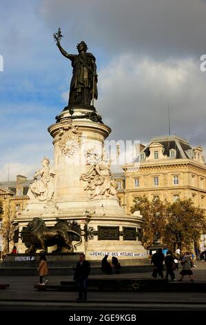 FRANCE, PARIS (75) 3, 10, 11ÈME ARRONDISSEMENT, PLACE DE LA RÉPUBLIQUE, LE MONUMENT À LA RÉPUBLIQUE Banque D'Images