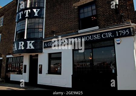 Cutty Sark Pub, Greenwich, Londres, Royaume-Uni. Ce pub porte le nom du Cutty Sark, l'un des grands navires les plus célèbres. C'est un Clipper et c'était nous Banque D'Images