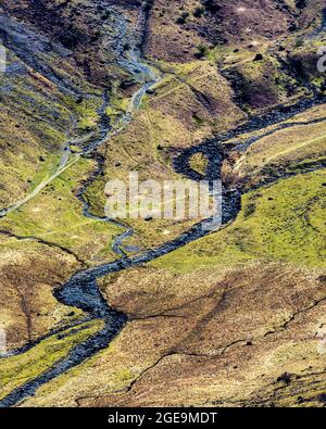 Ruisseau dans la vallée de montagne dans Lake District, Cumbria, UK.vue de haut en haut.nature résumé fond. Banque D'Images