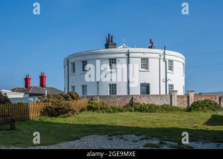 La maison ronde était la base du premier phare à Dungeness. Banque D'Images