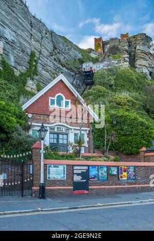 L'East Hill soulève la falaise à Hastings. Banque D'Images