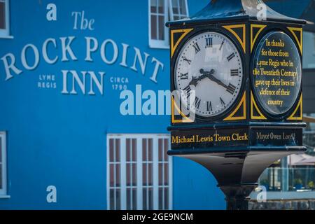 L'horloge des conflits du XXe siècle dans Lyme Regis. Banque D'Images