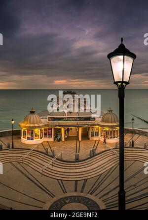 Coucher de soleil sur la jetée de Cromer. Banque D'Images