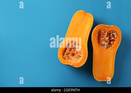 Citrouilles brutes sur fond bleu, vue du dessus Banque D'Images