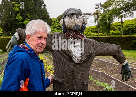 Homme âgé posant avec un épouvantail dans les jardins perdus de Heligan, en Cornouailles. Banque D'Images