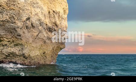 L'emblématique formation naturelle de roche a appelé le visage à Praia da Marinha en Algarve, Portugal. Vue depuis la célèbre excursion en bateau-grotte le long de la côte de l'Algarve. Banque D'Images