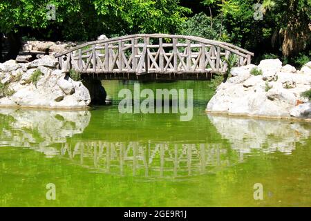 Grèce, Athènes, juin 16 2020 - vue sur le lac artificiel dans les jardins nationaux. Banque D'Images