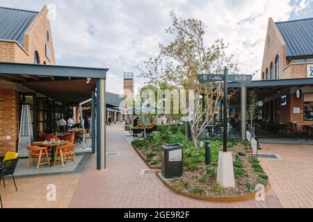 Voie d'entrée principale du côté nord du centre. Castle Gate Lifestyle, Pretoria, Afrique du Sud. Architecte: Boogertman + partenaires, 2020. Banque D'Images