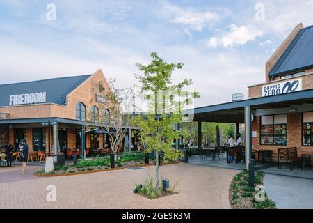 Voie d'entrée principale du côté nord du centre. Castle Gate Lifestyle, Pretoria, Afrique du Sud. Architecte: Boogertman + partenaires, 2020. Banque D'Images