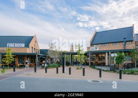 Voie d'entrée principale du côté nord du centre. Castle Gate Lifestyle, Pretoria, Afrique du Sud. Architecte: Boogertman + partenaires, 2020. Banque D'Images