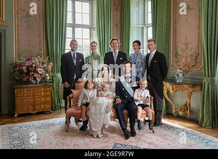 Le samedi 14 août 2021, le prince Julien, duc de Halland, a été baptisé dans la chapelle du palais Drottningholm. Le prince Julien est entouré de sa famille et de ses parrains. De gauche à droite : M. Jacob Högfeldt, Mlle Frida Vesterberg, M. Patrick Sommerlath, Mme Stina Andersson et M. Johan Andersson. Prince Alexander, Princesse Sofia, Prince Julian, Prince Carl Philip et Prince Gabriel. Banque D'Images