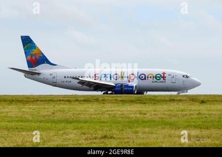 Small Planet Airlines Boeing 737 avion de ligne aérienne LY-FLH, train de roulement après l'atterrissage à l'aéroport de Manston, Kent, Royaume-Uni Banque D'Images