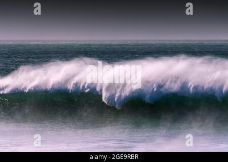 Grandes vagues et vents violents à la baie Fistral, à Newquay, dans les Cornouailles. Banque D'Images