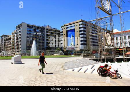 Grèce, Athènes, juin 17 2020 - instantané de la nouvelle place Omonoia après sa restauration. Banque D'Images