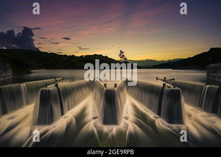 L'eau s'écoule au-dessus du barrage de contrôle au réservoir de Liyutan à miaoli, taïwan Banque D'Images