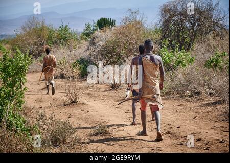 Chasse aux brousseaux de la tribu Hadzabe avec arc et flèche, lac Eyasi, Tanzanie, Afrique Banque D'Images