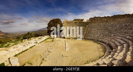 Vue panoramique vers Castelmare del Golfo depuis l'amphithéâtre de Segesta. Banque D'Images