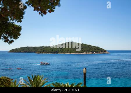 L'île de Lokrum à proximité du port de la vieille ville de Dubrovnik. Banque D'Images