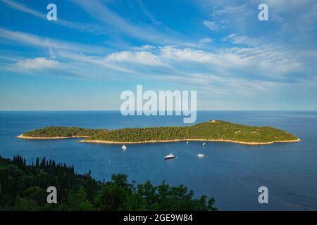 L'île de Lokrum depuis les montagnes près de la vieille ville. Banque D'Images