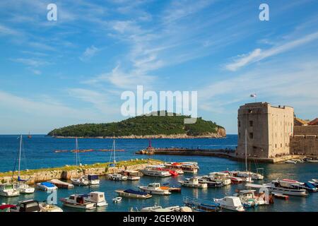 Port de la vieille ville de Dubrovnik avec l'île de Lokrum en arrière-plan. Banque D'Images