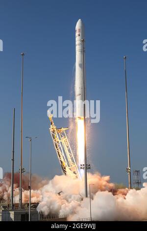 Une roquette Northrop Grumman Antares, avec le vaisseau Cygnus de la compagnie à bord, est lancée à 6 h 01 HAE, le mardi 10 août 2021, à partir du Pad-0A du Spaceport régional Mid Atlantic, à l'installation de vol Wallops de la NASA, en Virginie. La 16e mission de réapprovisionnement de cargaison de Northrop Grumman pour la NASA à la Station spatiale internationale transporte près de 8,200 livres de science et de recherche, de fournitures d'équipage et de matériel de véhicule au laboratoire orbital et à son équipage. Crédit photo : NASA Wallops/Brian Bonsteel Banque D'Images