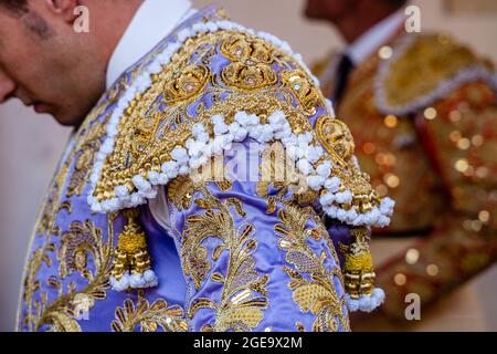 Crop unreconnaissables toreador mâle dans le costume traditionnel décoré avec la broderie préparant pour le festival de corrida Banque D'Images