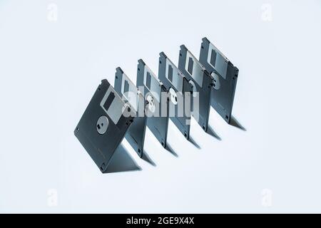 Du dessus de la rangée de disquettes dans l'ordre des dominos placé sur fond bleu Banque D'Images