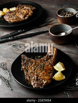 Gros plan d'un filet de porc avec des pommes de terre et du miel vu d'en haut Banque D'Images