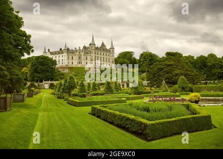 Vue depuis le coin des jardins du château de Dunrobin. Banque D'Images