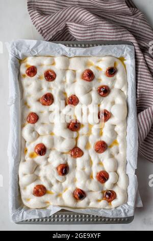 De la pâte ci-dessus pour de délicieuses focaccia avec des tomates séchées au soleil Banque D'Images