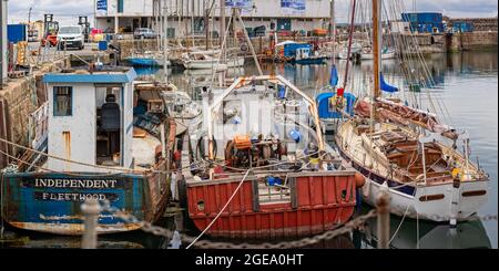 Des bateaux de pêche rouillés amarrés le 3 août 2021 à côté d'un autre dans le port de Penzance, à Penzance, en Cornouailles, au Royaume-Uni Banque D'Images