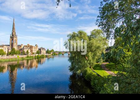 La ville de Perth sur les rives de la rivière Tay, en Écosse Banque D'Images