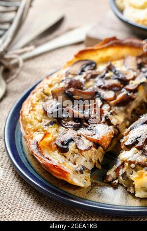 Tarte aux champignons sur la table. Plat d'automne Banque D'Images