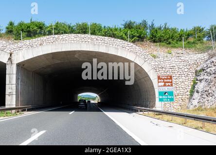 Pont routier et voitures sur la route, à Rijeka, Croatie. Banque D'Images