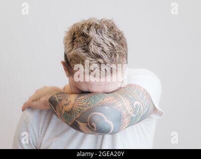 Portrait d'un jeune homme moderne avec un tatouage sur son bras. Banque D'Images