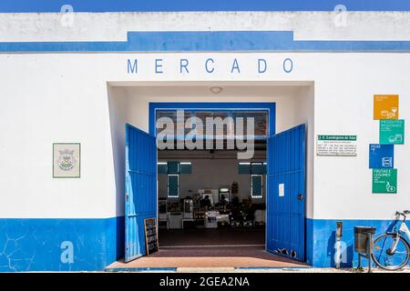 Zambujeira do Mar, Portugal - 28 juin 2021 : entrée sur le marché municipal vendant des produits régionaux Banque D'Images