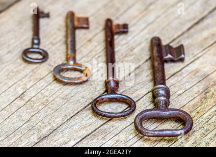Concept de jeu de la salle d'évasion, vieilles clés rusty vintage sur fond de bois Banque D'Images