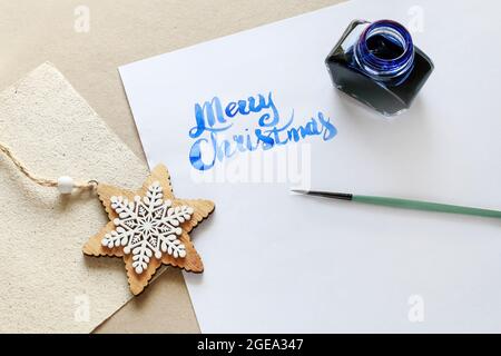 Joyeux Noël - calligraphie, lettres manuscrites sur papier blanc. Style rétro Banque D'Images